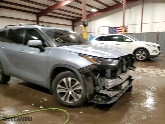 2022 Toyota Highlander XLE with VIN 5TDHZRBHXNS201361, listed as a Copart auction lot 88859475 with 45,942 mi miles and Salvage Title. Bid and sale history available at carsss.com. Image 15.