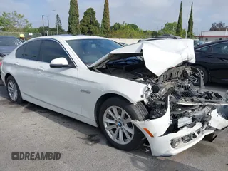 2015 BMW 5 Series 528i z VIN WBA5A5C54FD525147, wystawiony jako IAAI lot #42280401 z przebiegiem 111 561 mil mil oraz . Historia ofert i sprzedaży dostępna na DreamBid. Obrazek 1.