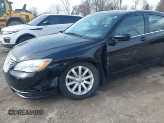 2013 Chrysler 200 Touring z VIN 1C3CCBBB5DN699931, wystawiony jako IAAI lot #42023004 z przebiegiem 62 737 mil mil oraz . Historia ofert i sprzedaży dostępna na DreamBid. Obrazek 12.