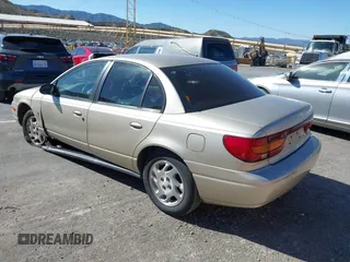 2002 Saturn SL z VIN 1G8ZK52722Z103373, wystawiony jako IAAI lot #41681684 z przebiegiem 109 389 mil mil oraz . Historia ofert i sprzedaży dostępna na DreamBid. Obrazek 3.