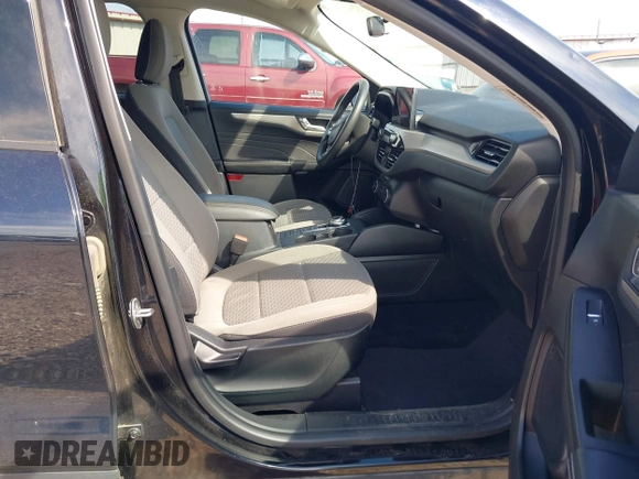 2021 Ford Escape SE z VIN 1FMCU9G67MUA39792, wystawiony jako IAAI lot #42091121 z przebiegiem 135 920 mil mil oraz . Historia ofert i sprzedaży dostępna na DreamBid. Obrazek 5.