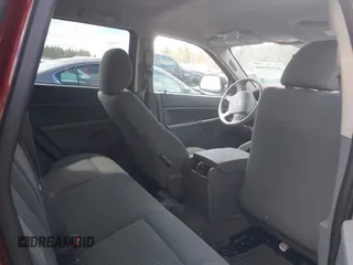 2007 Jeep Grand Cherokee Laredo with VIN 1J8GR48K27C518078, listed as a IAAI auction lot 42028460 with 121,530 mi miles. Bid and sale history available at carsss.com. Image 8.
