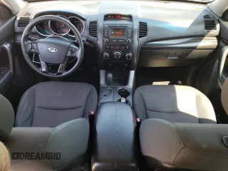 2013 Kia Sorento LX z VIN 5XYKT3A6XDG408459, wystawiony jako Copart lot #52556785 z przebiegiem 195 680 mil mil oraz Szkoda całkowita • Salvage title. Historia ofert i sprzedaży dostępna na DreamBid. Obrazek 8.
