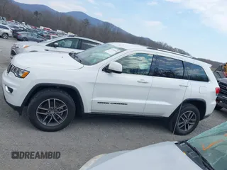 2018 Jeep Grand Cherokee Laredo z VIN 1C4RJFAG1JC479838, wystawiony jako IAAI lot #41903955 z przebiegiem 73 076 mil mil oraz . Historia ofert i sprzedaży dostępna na DreamBid. Obrazek 14.