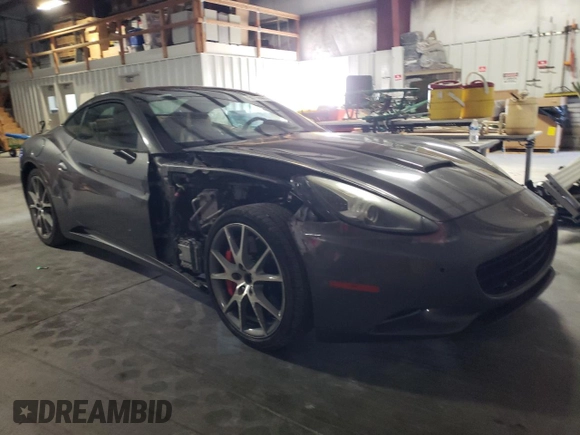 2010 Ferrari California z VIN ZFF65LJA8A0168430, wystawiony jako Copart lot #50759965 z przebiegiem 26 006 mil mil oraz Szkody całkowita. Historia ofert i sprzedaży dostępna na DreamBid. Obrazek 4.