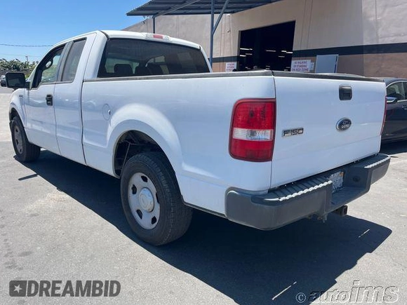 2007 Ford F-150 XLT z VIN 1FTPX12577NA29467, wystawiony jako IAAI lot #42821257 z przebiegiem 232 996 mil mil oraz . Historia ofert i sprzedaży dostępna na DreamBid. Obrazek 2.