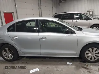 2014 Volkswagen Jetta S z VIN 3VW2K7AJXEM208116, wystawiony jako IAAI lot #42076606 z przebiegiem 118 917 mil mil oraz . Historia ofert i sprzedaży dostępna na DreamBid. Obrazek 14.