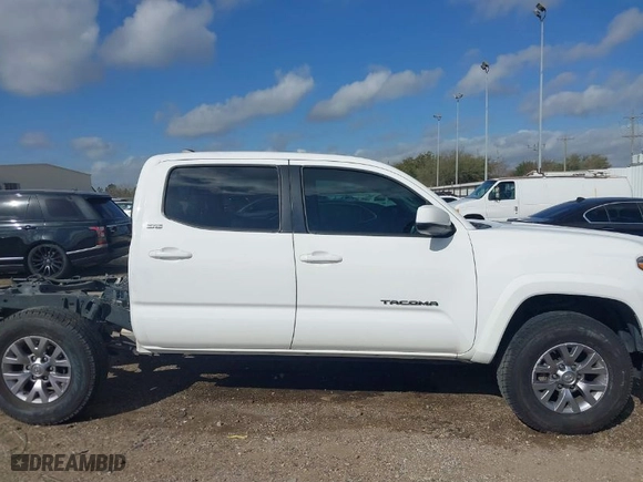 2018 Toyota Tacoma SR5 with VIN 5TFAZ5CN0JX063364, listed as a IAAI auction lot 41752426 with NaN miles. Bid and sale history available at carsss.com. Image 14.
