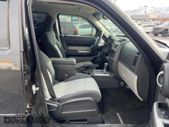 2008 Dodge Nitro SLT z VIN 1D8GU58K68W145253, wystawiony jako Copart lot #43768705 z przebiegiem 167 904 mil mil oraz Czysty tytuł • Clean title. Historia ofert i sprzedaży dostępna na DreamBid. Obrazek 5.