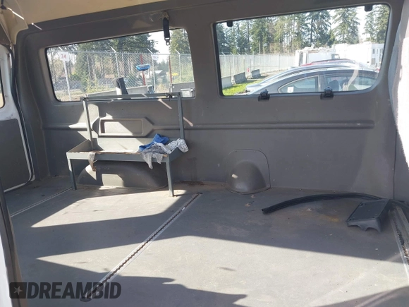 2011 Ford Econoline Cargo Commercial z VIN 1FTNE1EW0BDB11766, wystawiony jako IAAI lot #41948043 z przebiegiem 573 437 mil mil oraz . Historia ofert i sprzedaży dostępna na DreamBid. Obrazek 8.