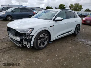 2022 Audi e-tron Premium with VIN WA1AAAGE5NB030514, listed as a Copart auction lot 44645983 with 10,971 mi miles. Bid and sale history available at carsss.com. Image 1.