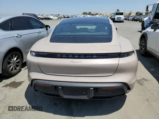 2024 Porsche Taycan z VIN WP0AA2Y1XRSA10095, wystawiony jako Copart lot #60040284 z przebiegiem 1 732 mil mil oraz Szkoda całkowita • Salvage title. Historia ofert i sprzedaży dostępna na DreamBid. Obrazek 6.
