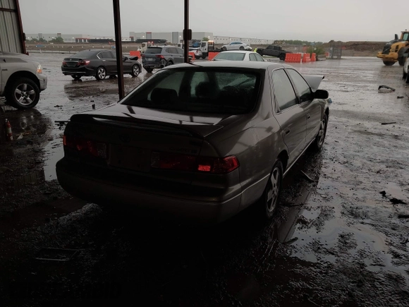 2001 Toyota Camry CE z VIN JT2BG22K410544168, wystawiony jako IAAI lot #42201412 z przebiegiem 158 500 mil mil oraz . Historia ofert i sprzedaży dostępna na DreamBid. Obrazek 4.