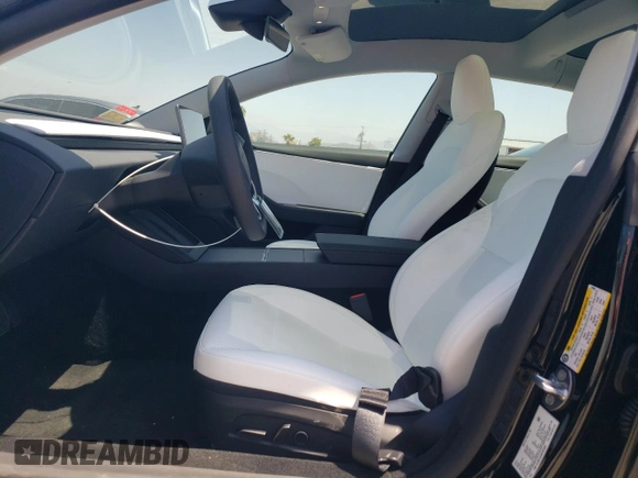 2025 Tesla Model 3 Long Range z VIN 5YJ3E1EA3SF975991, wystawiony jako Copart lot #55629765 z przebiegiem Nie podano mil oraz Szkoda całkowita • Salvage title. Historia ofert i sprzedaży dostępna na DreamBid. Obrazek 7.