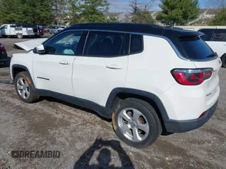 2018 Jeep Compass Latitude z VIN 3C4NJDBB9JT436746, wystawiony jako IAAI lot #41857850 z przebiegiem 126 610 mil mil oraz . Historia ofert i sprzedaży dostępna na DreamBid. Obrazek 3.