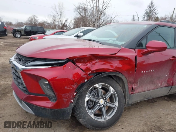 2024 Chevrolet Blazer LT z VIN 3GNKBCR48RS255972, wystawiony jako IAAI lot #41461480 z przebiegiem 8 870 mil mil oraz . Historia ofert i sprzedaży dostępna na DreamBid. Obrazek 6.