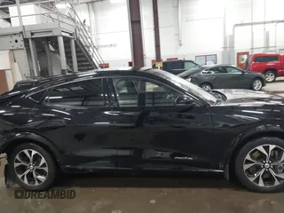 2021 Ford Mustang Mach-E Premium z VIN 3FMTK3SU7MMA04683, wystawiony jako IAAI lot #41605693 z przebiegiem 56 801 mil mil oraz . Historia ofert i sprzedaży dostępna na DreamBid. Obrazek 14.