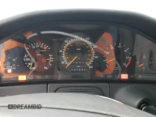 1993 Mercedes-Benz 500 z VIN WDBGA51E7PA109156, wystawiony jako Copart lot #86609194 z przebiegiem 137 885 mil mil oraz Tytuł czysty. Historia ofert i sprzedaży dostępna na DreamBid. Obrazek 9.