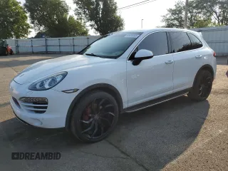 2012 Porsche Cayenne z VIN WP1AA2A21CLA06646, wystawiony jako Copart lot #64695665 z przebiegiem 213 073 mil mil oraz Czysty tytuł • Clean title. Historia ofert i sprzedaży dostępna na DreamBid. Obrazek 1.