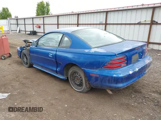 1995 Ford Mustang z VIN 1FALP4046SF207937, wystawiony jako IAAI lot #42222338 z przebiegiem 228 850 mil mil oraz . Historia ofert i sprzedaży dostępna na DreamBid. Obrazek 3.