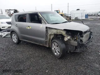 2016 Kia Soul with VIN KNDJN2A21G7242900, listed as a IAAI auction lot 41082800 with 122,160 mi miles. Bid and sale history available at carsss.com. Image 1.