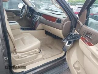 2012 Chevrolet Tahoe LT z VIN 1GNSCBE08CR136971, wystawiony jako IAAI lot #42211242 z przebiegiem 214 910 mil mil oraz . Historia ofert i sprzedaży dostępna na DreamBid. Obrazek 5.
