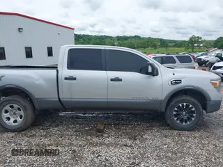 2017 Nissan Titan Pro-4X z VIN 1N6BA1F45HN529090, wystawiony jako IAAI lot #42163486 z przebiegiem 162 226 mil mil oraz . Historia ofert i sprzedaży dostępna na DreamBid. Obrazek 14.
