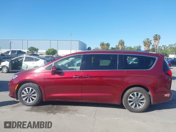 2021 Chrysler Pacifica Hybrid Touring L with VIN 2C4RC1L76MR581285, listed as a IAAI auction lot 42303222 with 77,808 mi miles and . Bid and sale history available at DreamBid. Image 14.