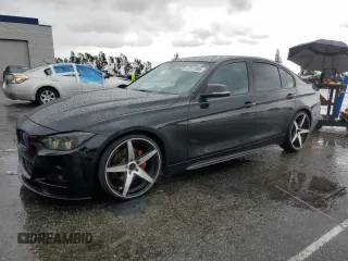 2012 BMW 3 Series 328i z VIN WBA3C1C51CF432645, wystawiony jako Copart lot #47811955 z przebiegiem 121 212 mil mil oraz Szkoda całkowita • Salvage title. Historia ofert i sprzedaży dostępna na DreamBid. Obrazek 1.
