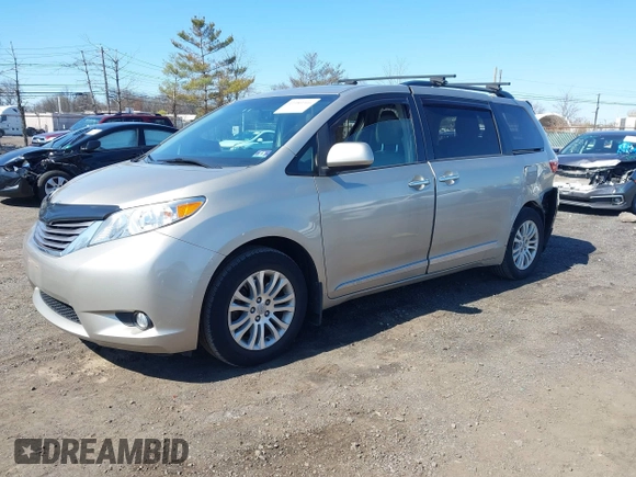 2017 Toyota Sienna XLE Auto Access Seat with VIN 5TDYZ3DC4HS862189, listed as a IAAI auction lot 41989366 with 58,879 mi miles. Bid and sale history available at carsss.com. Image 17.