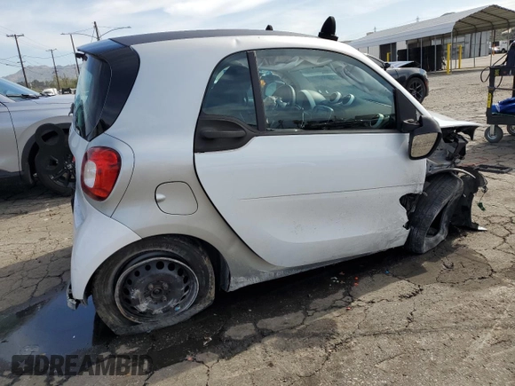 2016 Smart fortwo Passion z VIN WMEFJ5DA4GK141225, wystawiony jako Copart lot #48356965 z przebiegiem 65 928 mil mil oraz Szkody całkowita. Historia ofert i sprzedaży dostępna na DreamBid. Obrazek 3.