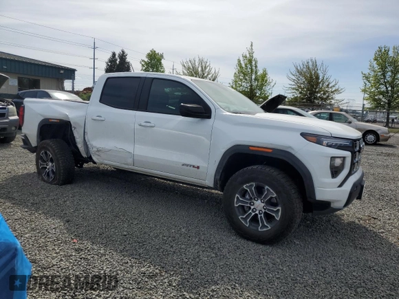2024 GMC Canyon 4WD AT4 z VIN 1GTP6DEK8R1319281, wystawiony jako Copart lot #54380285 z przebiegiem 2383 mil mil oraz Szkody całkowita. Historia ofert i sprzedaży dostępna na DreamBid. Obrazek 4.