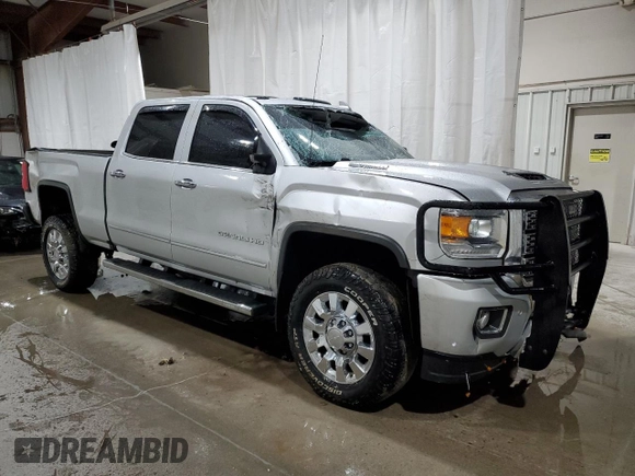 2018 GMC Sierra 2500HD Denali z VIN 1GT12UEY3JF252702, wystawiony jako Copart lot #55387655 z przebiegiem 75 059 mil mil oraz Szkody całkowita. Historia ofert i sprzedaży dostępna na DreamBid. Obrazek 4.