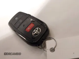 2024 Toyota Prius LE z VIN JTDADABU8R3013976, wystawiony jako IAAI lot #41621800 z przebiegiem 7475 mil mil oraz . Historia ofert i sprzedaży dostępna na DreamBid. Obrazek 11.