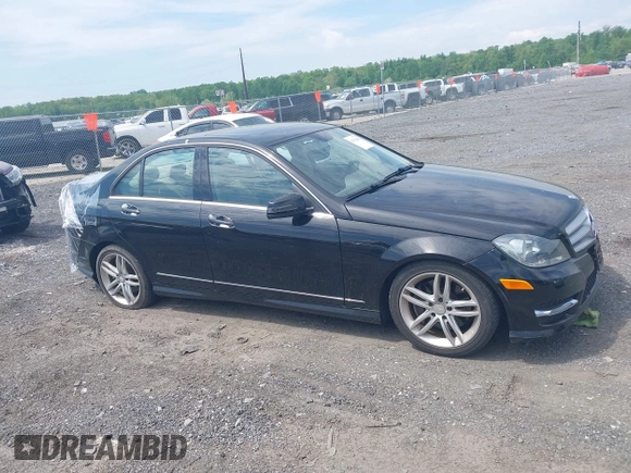 2013 Mercedes-Benz C 300 Sport z VIN WDDGF8ABXDR289715, wystawiony jako IAAI lot #42178866 z przebiegiem 67 658 mil mil oraz . Historia ofert i sprzedaży dostępna na DreamBid. Obrazek 13.