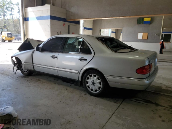 1999 Mercedes-Benz E 320 z VIN WDBJF65HXXA837426, wystawiony jako Copart lot #51084325 z przebiegiem Nie podano mil oraz Szkoda całkowita • Salvage title. Historia ofert i sprzedaży dostępna na DreamBid. Obrazek 2.