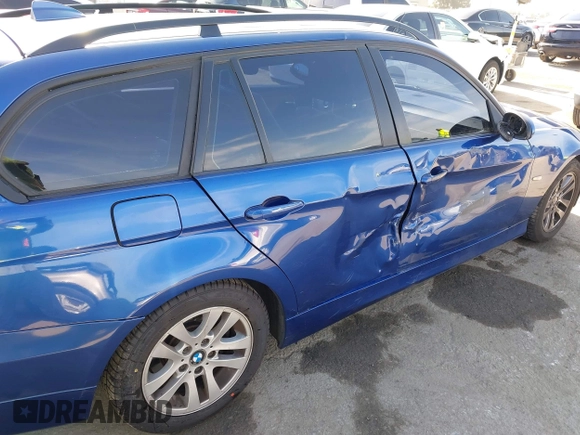 2007 BMW 3 Series 328i with VIN WBAVS13507FX15605, listed as a IAAI auction lot 42083722 with 177,850 mi miles. Bid and sale history available at carsss.com. Image 12.