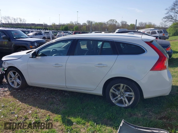 2015 Volvo V60 T5 Drive-E Premier z VIN YV140MEK2F1267396, wystawiony jako IAAI lot #41921329 z przebiegiem 93 937 mil mil oraz . Historia ofert i sprzedaży dostępna na DreamBid. Obrazek 15.