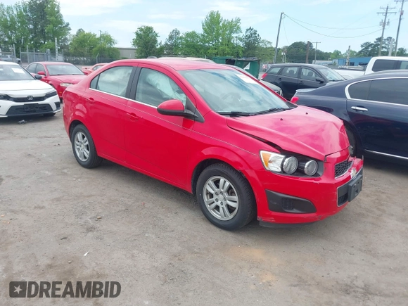 2016 Chevrolet Sonic LT z VIN 1G1JC5SH8G4102802, wystawiony jako IAAI lot #42151351 z przebiegiem 61 289 mil mil oraz . Historia ofert i sprzedaży dostępna na DreamBid. Obrazek 1.
