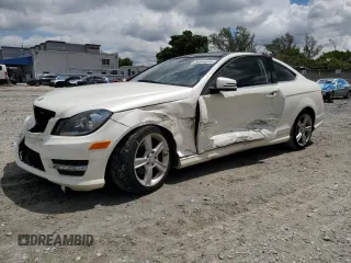 2013 Mercedes-Benz C 250 z VIN WDDGJ4HB8DG031492, wystawiony jako Copart lot #56948645 z przebiegiem 80 972 mil mil oraz Szkoda całkowita • Salvage title. Historia ofert i sprzedaży dostępna na DreamBid. Obrazek 1.