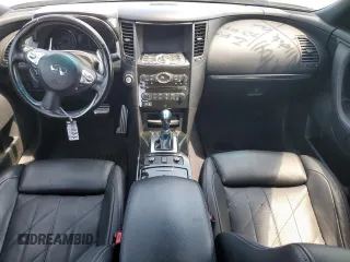 2015 Infiniti QX70 z VIN JN8CS1MW5FM481185, wystawiony jako Copart lot #52884555 z przebiegiem Nie podano mil oraz Szkoda całkowita • Salvage title. Historia ofert i sprzedaży dostępna na DreamBid. Obrazek 8.