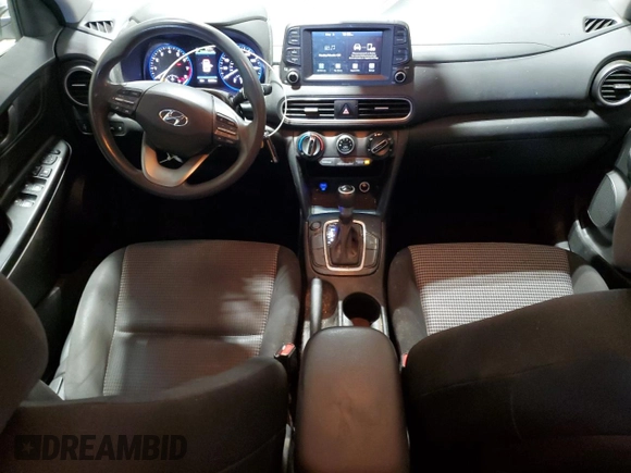 2021 Hyundai Kona SE z VIN KM8K12AA5MU691612, wystawiony jako Copart lot #56433625 z przebiegiem 85 499 mil mil oraz Szkoda całkowita • Salvage title. Historia ofert i sprzedaży dostępna na DreamBid. Obrazek 8.