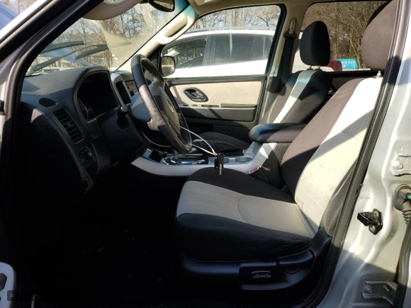 2005 Mercury Mariner Luxury with VIN 4M2YU571X5DJ04427, listed as a Copart auction lot 88831635 with 82,821 mi miles and Clean Title. Bid and sale history available at carsss.com. Image 7.