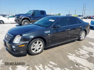 2009 Cadillac STS RWD z VIN 1G6DW67V390103790, wystawiony jako Copart lot #56596915 z przebiegiem 57 537 mil mil oraz Czysty tytuł • Clean title. Historia ofert i sprzedaży dostępna na DreamBid. Obrazek 1.