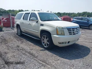 2008 Cadillac Escalade ESV z VIN 1GYFK668X8R172753, wystawiony jako IAAI lot #42281137 z przebiegiem 238 733 mil mil oraz . Historia ofert i sprzedaży dostępna na DreamBid. Obrazek 1.