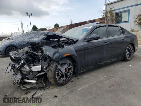 2024 BMW i5 eDrive40 z VIN WBY33FK03RCR93119, wystawiony jako Copart lot #76124194 z przebiegiem Nie podano mil oraz Szkody całkowita. Historia ofert i sprzedaży dostępna na DreamBid. Obrazek 1.
