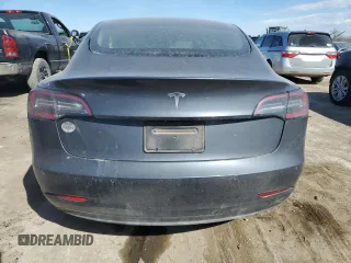 2021 Tesla Model 3 Standard Range Plus z VIN 5YJ3E1EA0MF089307, wystawiony jako Copart lot #50575465 z przebiegiem 131 251 mil mil oraz Szkody całkowita. Historia ofert i sprzedaży dostępna na DreamBid. Obrazek 6.