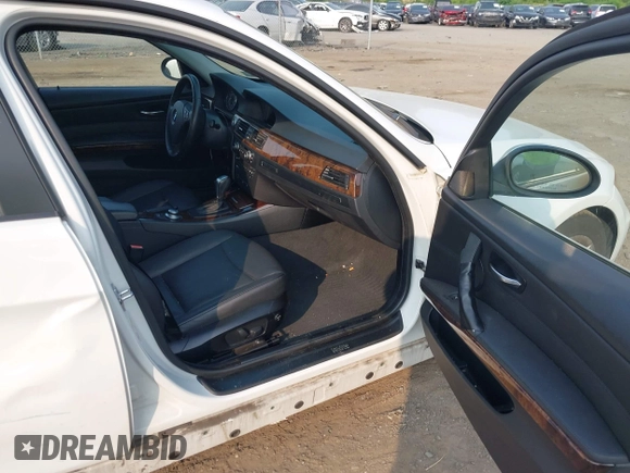 2008 BMW 3 Series 328xi с VIN WBAVC93578K042901, выставлен на аукционе IAAI как лот 42414519 с пробегом 157 959 миль миль и . История ставок и продаж доступна на DreamBid. Изображение 5.