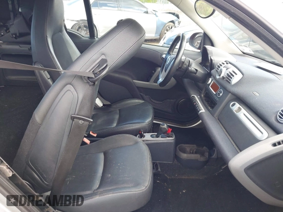 2013 Smart fortwo Passion z VIN WMEEK3BA5DK591221, wystawiony jako IAAI lot #42010853 z przebiegiem 101 953 mil mil oraz . Historia ofert i sprzedaży dostępna na DreamBid. Obrazek 5.