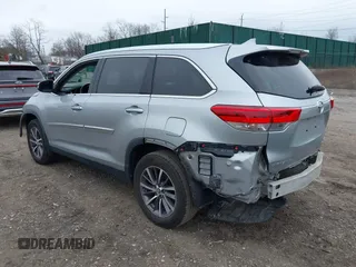 2019 Toyota Highlander SE z VIN 5TDJZRFH8KS727883, wystawiony jako IAAI lot #41882956 z przebiegiem 56 043 mil mil oraz . Historia ofert i sprzedaży dostępna na DreamBid. Obrazek 3.
